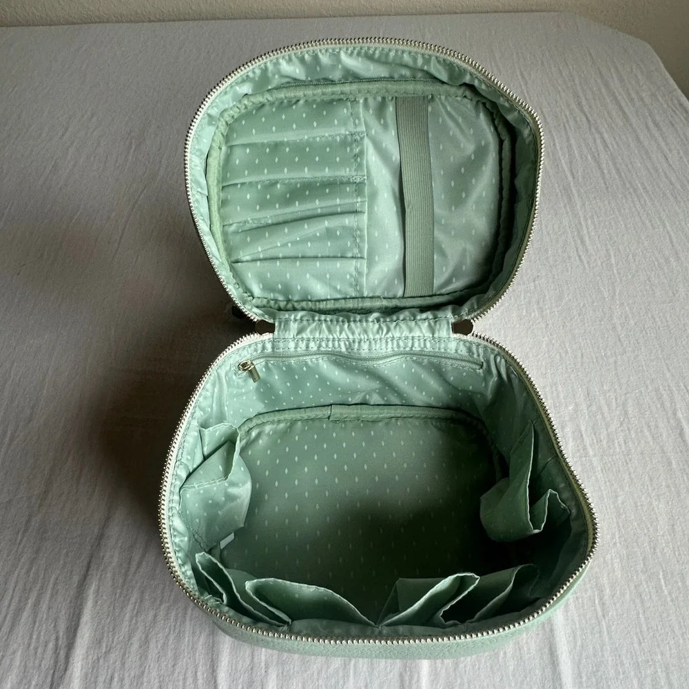 Vanessa Williams Mint Green Pebbled Faux Leather Cosmetic Train Case Bag Set 2pc